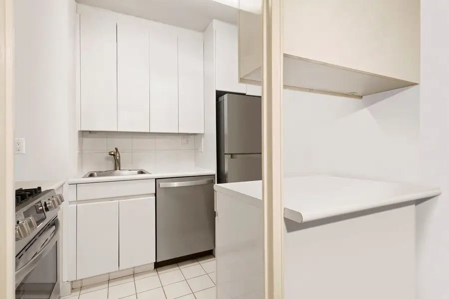 300 E 40th Street #3W, Manhattan, NY 10016 - #2