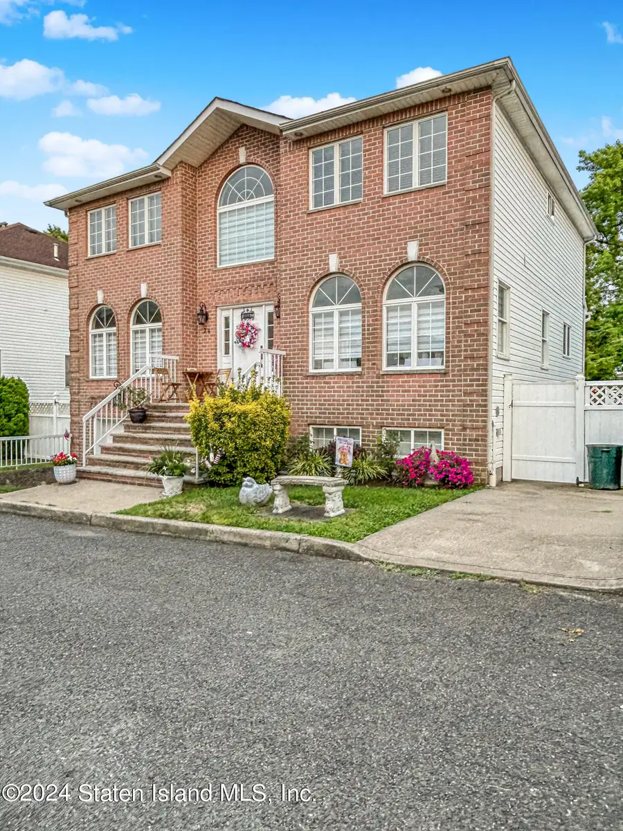 24 Sapphire Court, Staten Island, NY 10307 - Image #2