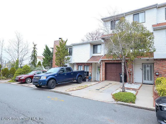 31 Country Drive S, Staten Island, NY 10314 - Image #2