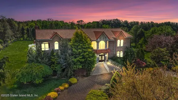 8 Tiberon Drive, Holmdel, NJ 07733