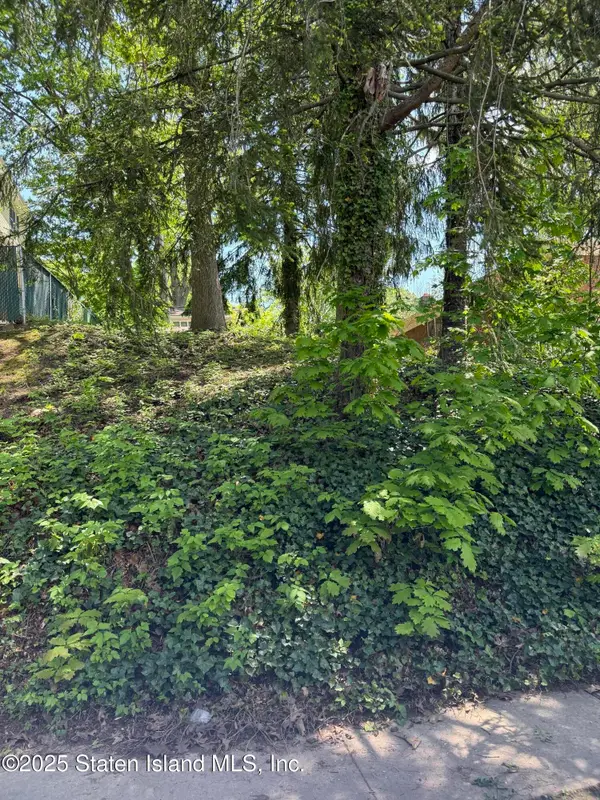 28 Glenwood Avenue, Staten Island, NY 10304