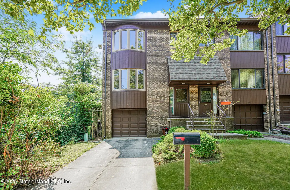 42 Narrows Road S, Staten Island, NY 10305 - Image #1