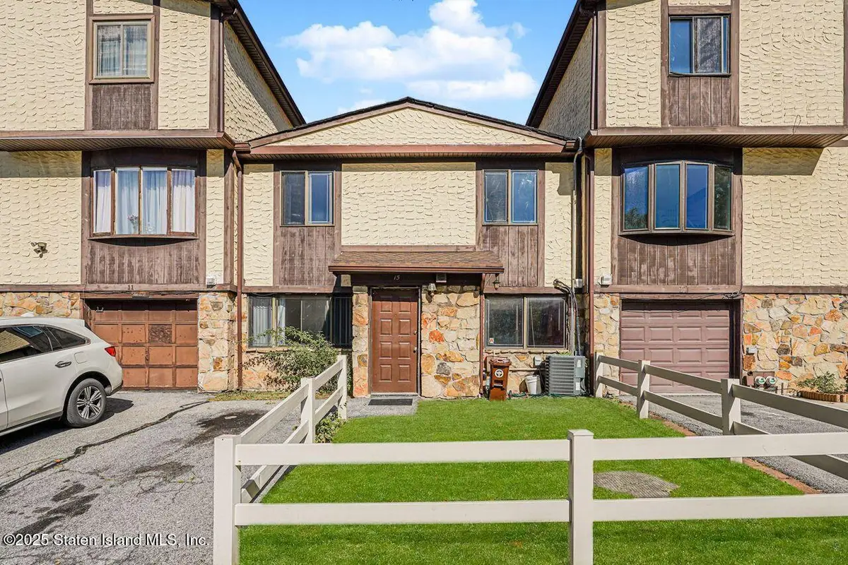 15 Parkview Loop, Staten Island, NY 10314 - Image #1