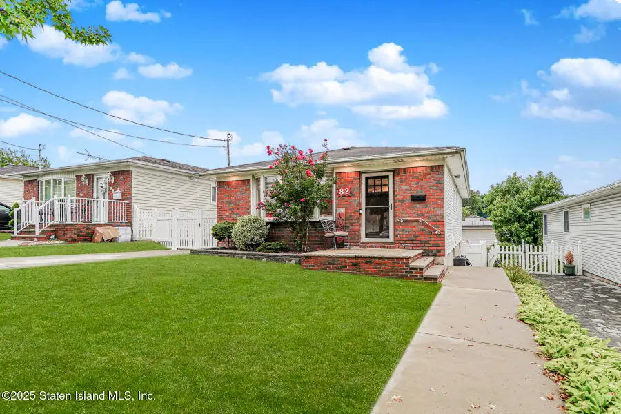 82 Woods Of Arden Road, Staten Island, NY 10312 - Image #2