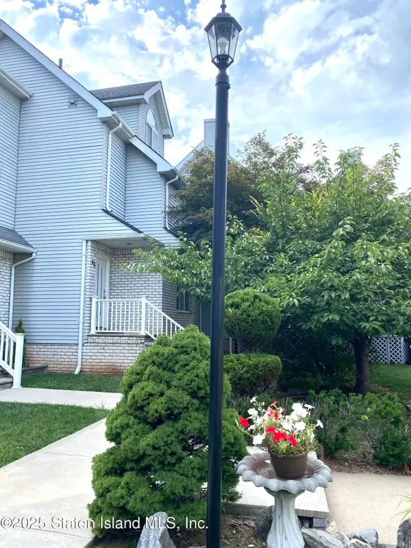 45 Fairlawn Loop, Staten Island, NY 10308