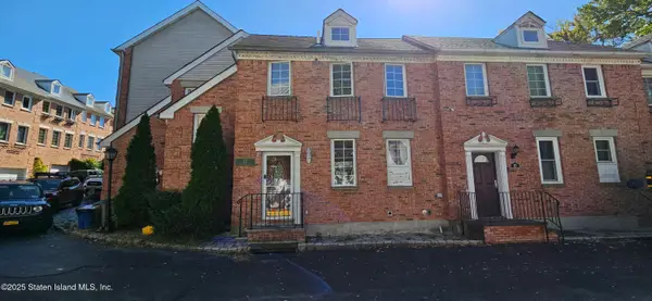 12 Lexington Lane, Staten Island, NY 10308