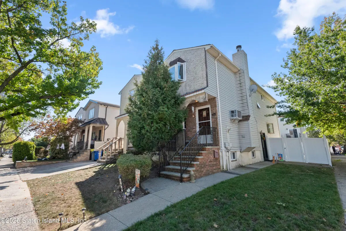 390 Montreal Avenue, Staten Island, NY 10306 - Image #1