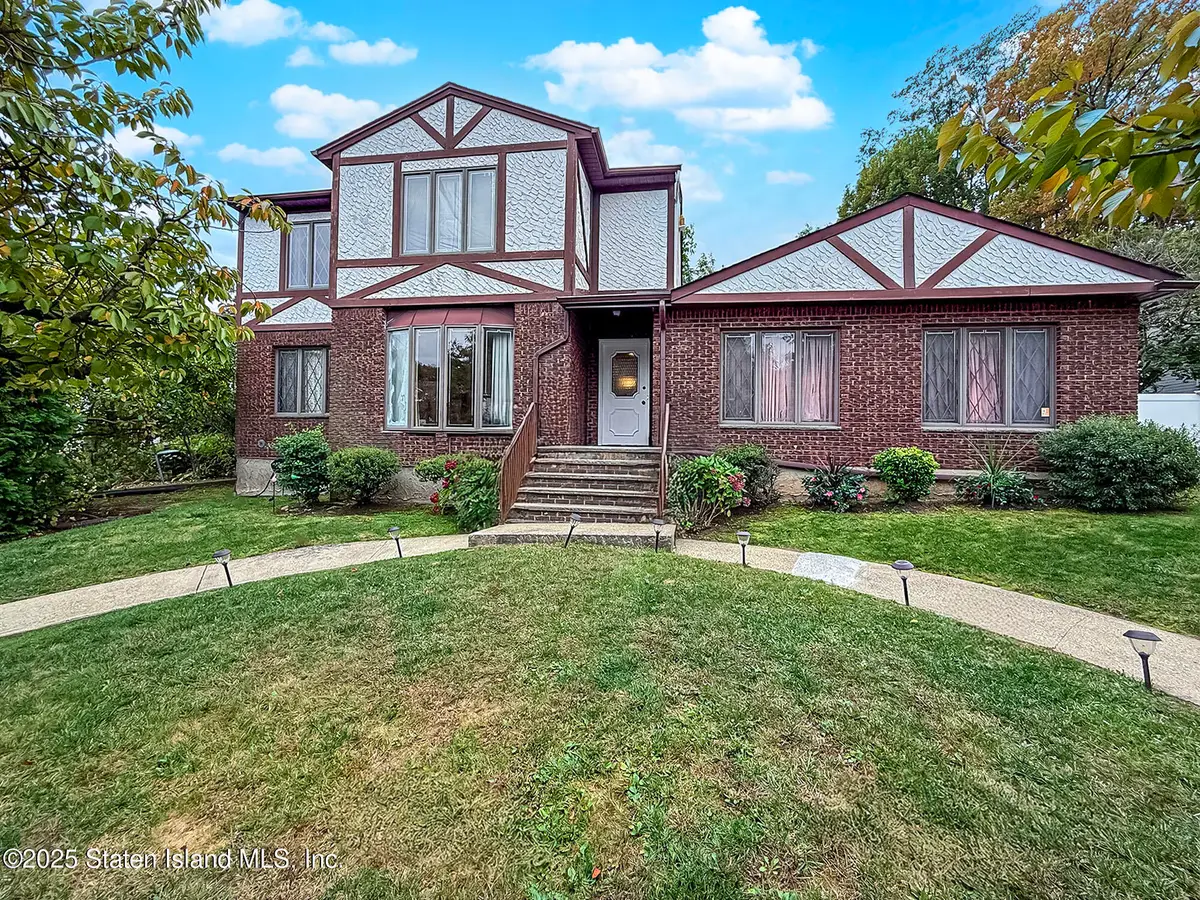 282 Boscombe Avenue, Staten Island, NY 10309 - Image #1