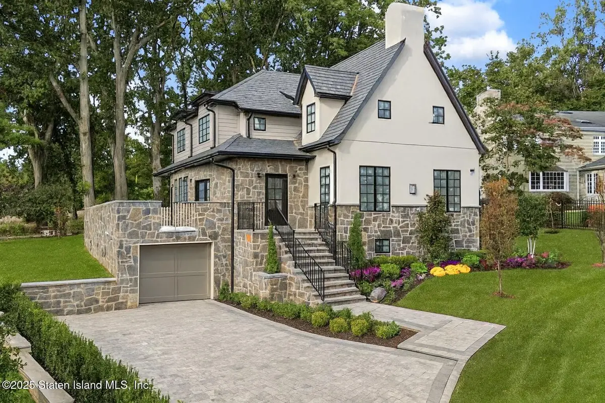 91 West Entry Road, Staten Island, NY 10304 - Image #1