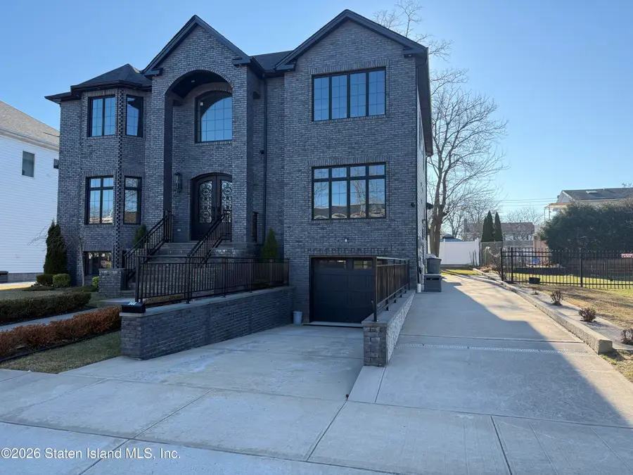 946 Edgegrove Avenue, Staten Island, NY 10309 - Image #2
