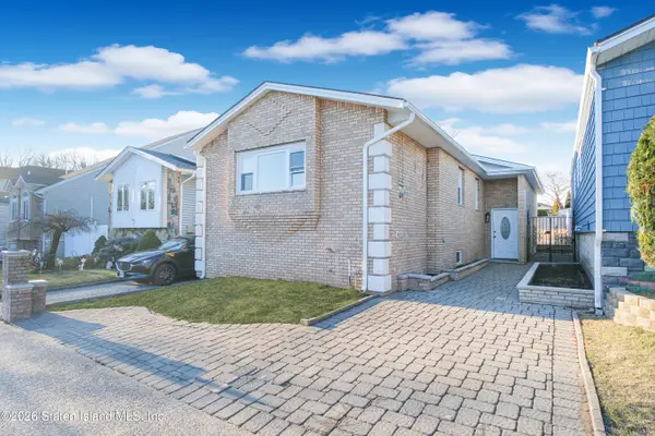 43 Country Woods Lane, Staten Island, NY 10308