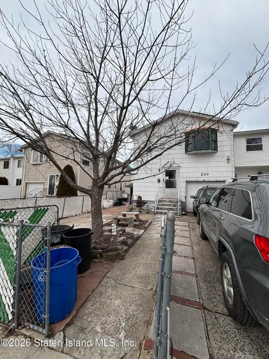 209 Regis Drive, Staten Island, NY 10314 - Image #2