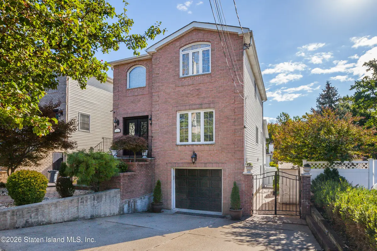 572 Drumgoole Road E, Staten Island, NY 10312 - #1