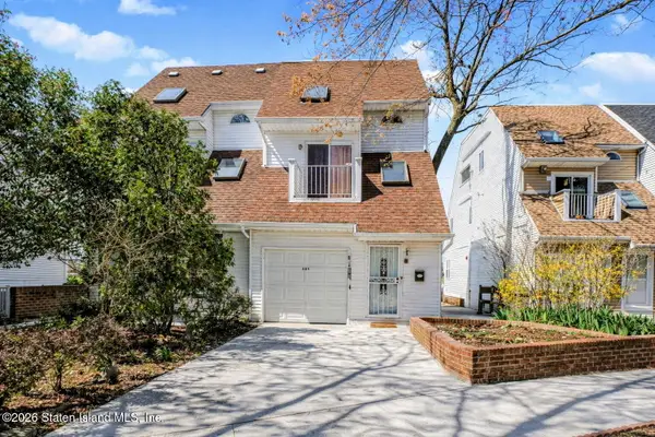 105 Tompkins Circle, Staten Island, NY 10301