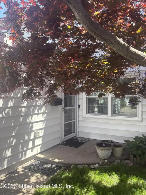 93 Hampton Green, Staten Island, NY 10312