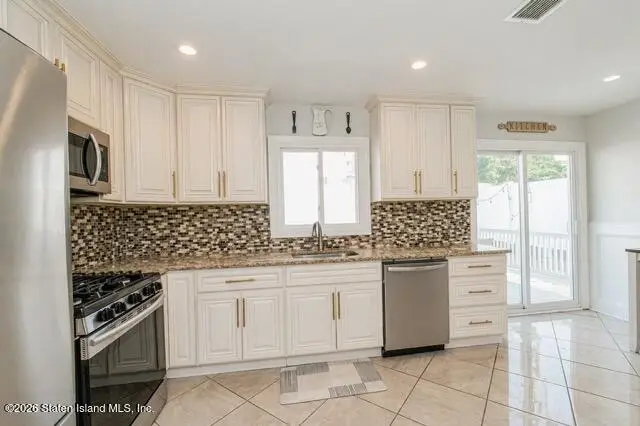 922 Drumgoole Road W, Staten Island, NY 10312 - #3