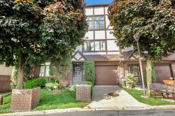 52 Fox Hunt Court, Staten Island, NY 10301