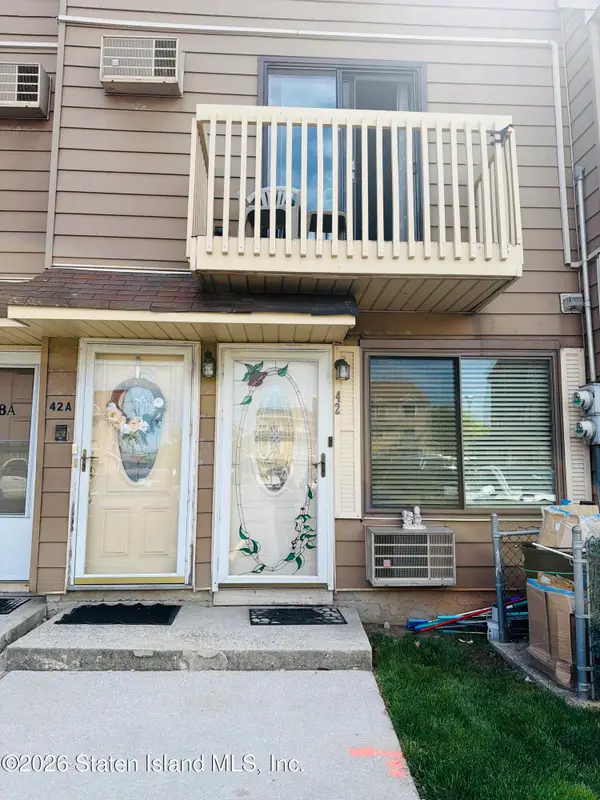 42 Daffodil Lane, Staten Island, NY 10314