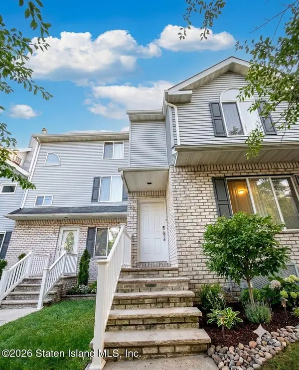 45 Fairlawn Loop, Staten Island, NY 10308