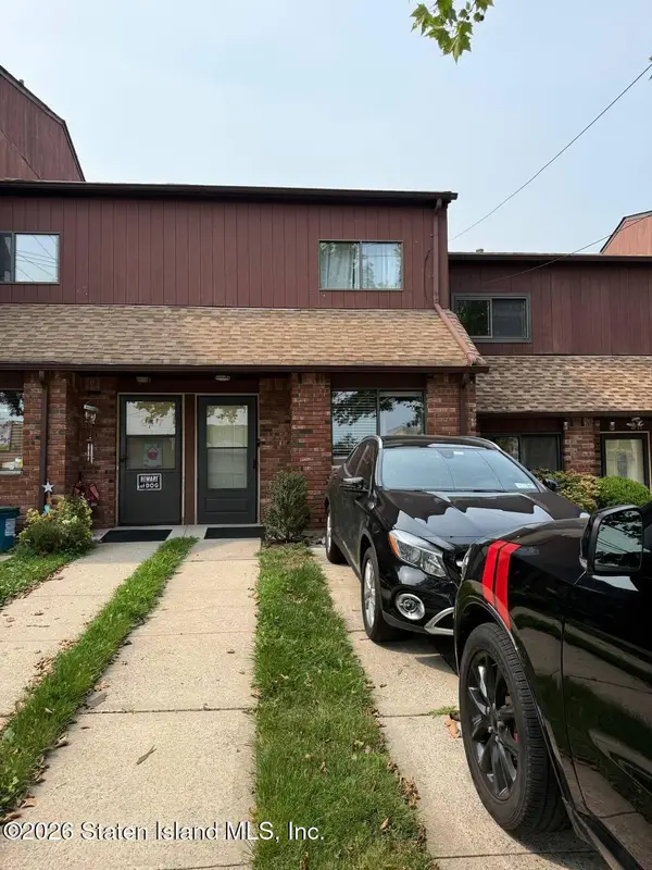 915 W Fingerboard Road, Staten Island, NY 10304