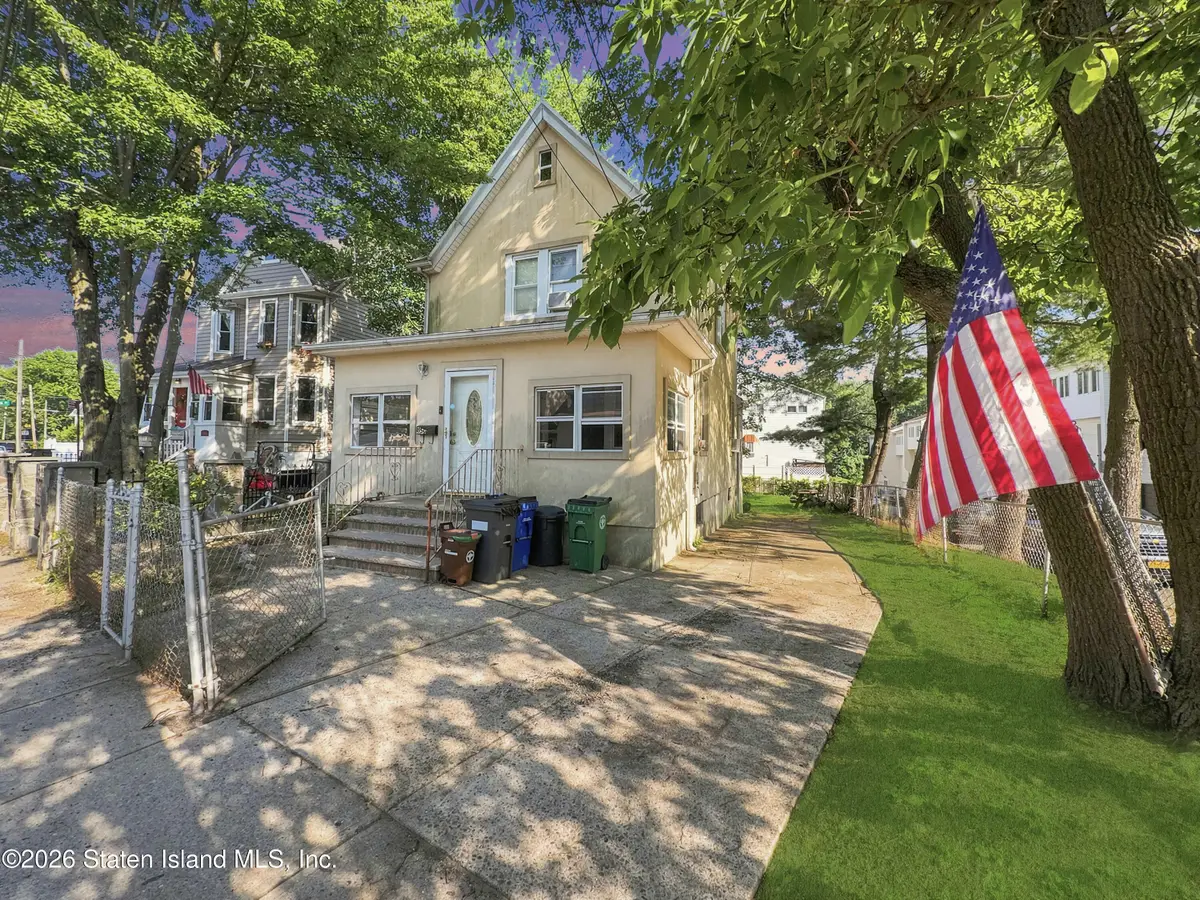 850 W Fingerboard Road, Staten Island, NY 10305 - #1