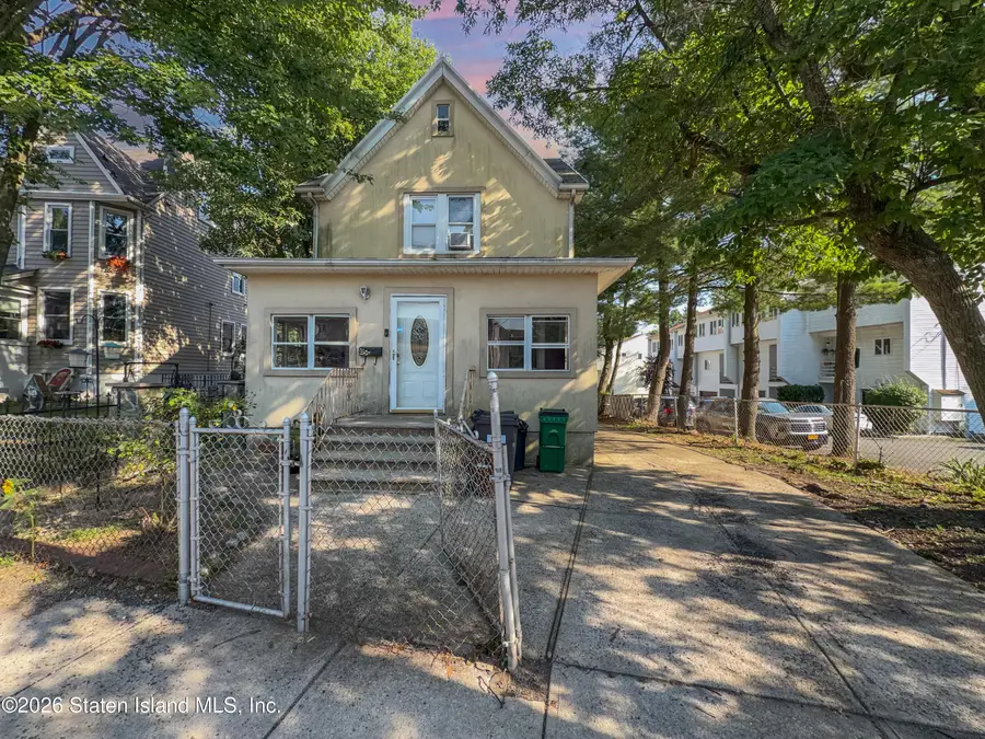 850 W Fingerboard Road, Staten Island, NY 10305 - #2