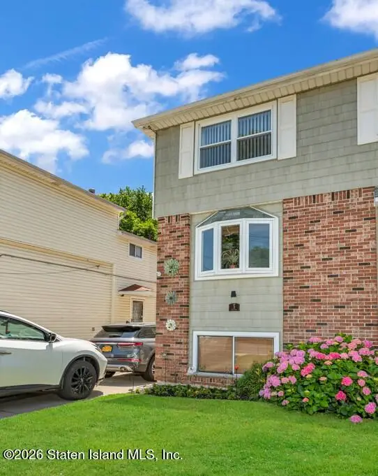 3 Clove Way, Staten Island, NY 10301