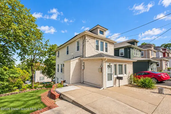 27 Eadie Place, Staten Island, NY 10301