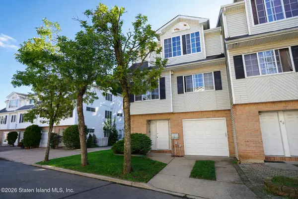 44 White Oak Lane, Staten Island, NY 10309