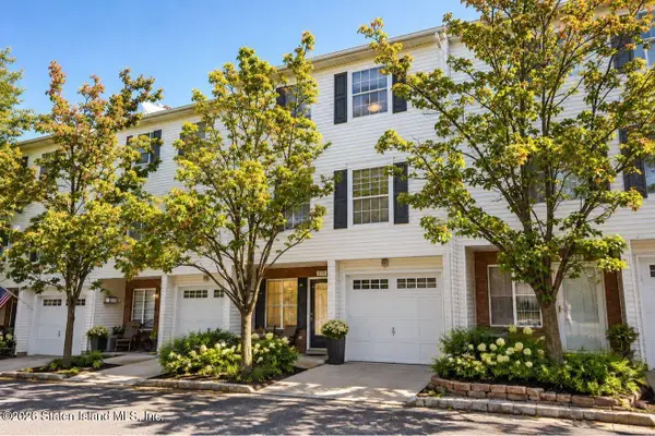 227 Aspen Knolls Way, Staten Island, NY 10312