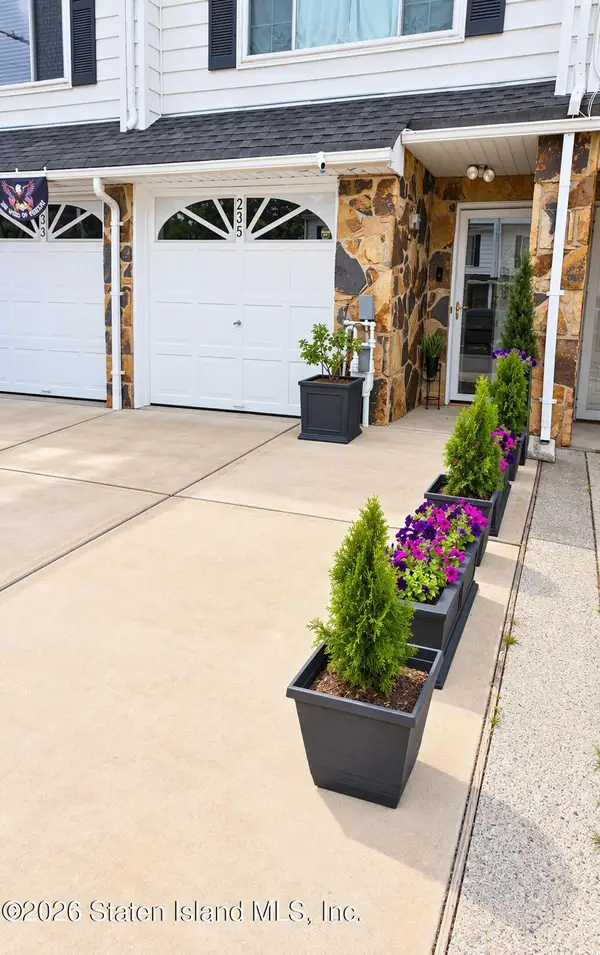 235 Carlyle Green, Staten Island, NY 10312
