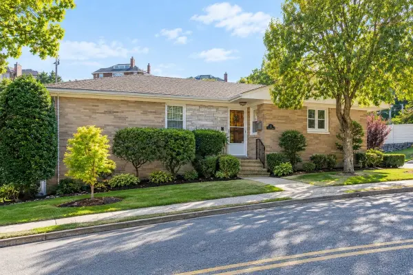 16 Trossach Road, Staten Island, NY 10304