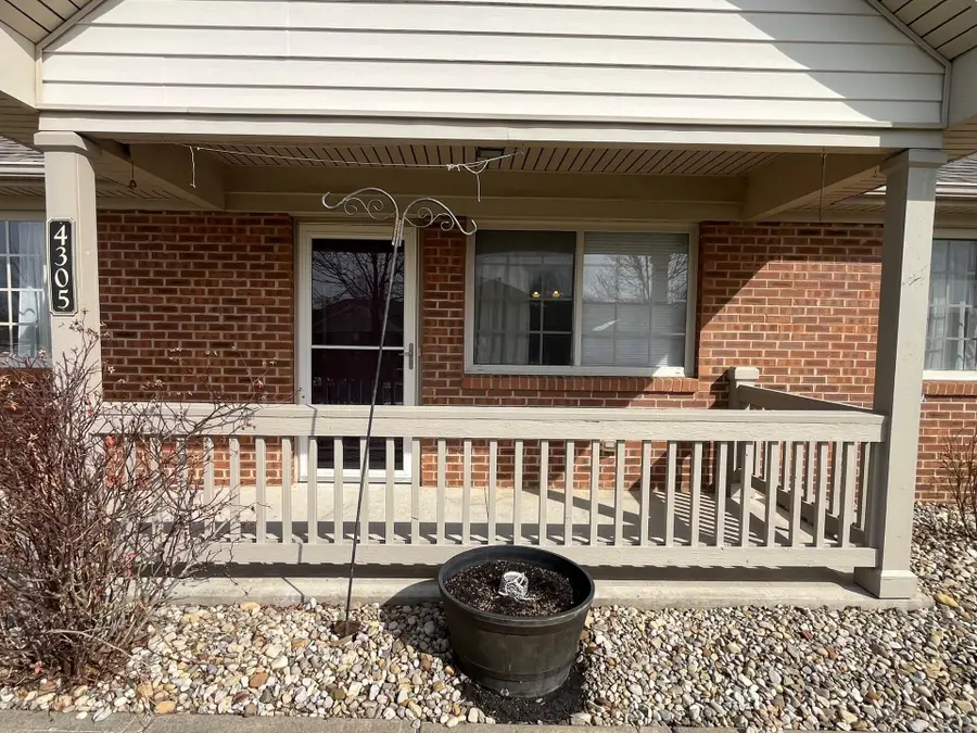 4305 Strattford Circle E, Zanesville, OH 43701 - #3