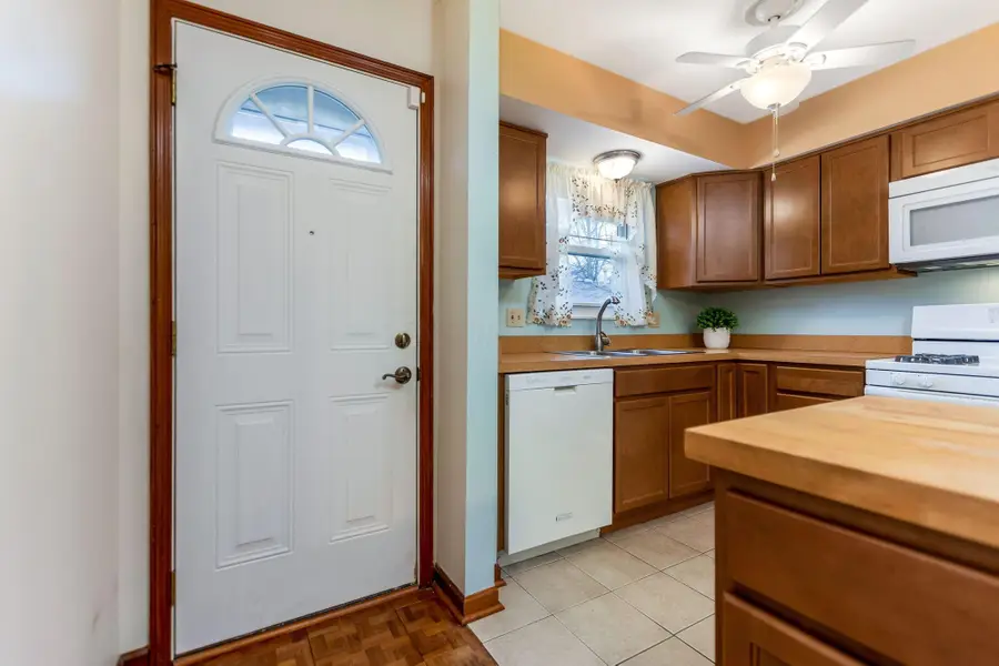 2348 Woodbrook Circle N, Columbus, OH 43223 - #3