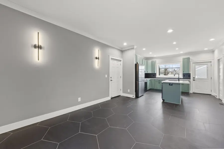 531 Emmit Avenue, Columbus, OH 43228 - #3