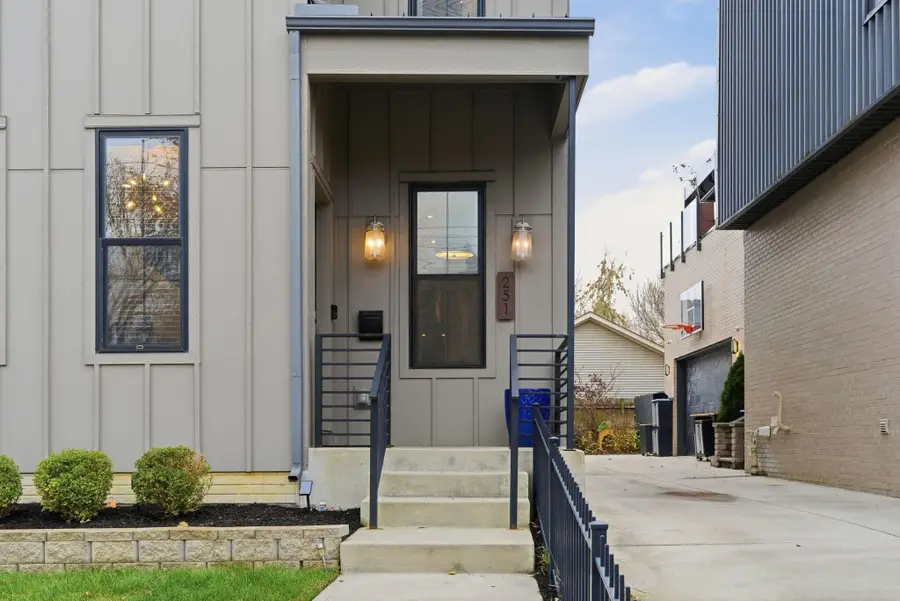 251 E 3rd Avenue, Columbus, OH 43201 - #2