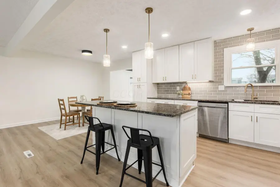 1885 E Choctaw Drive, London, OH 43140 - #2