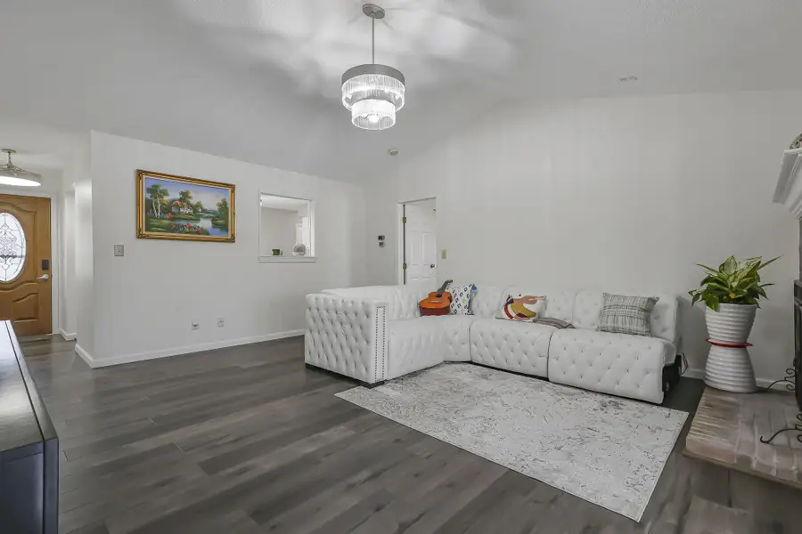 384 Sandburr Drive, Columbus, OH 43230 - #3