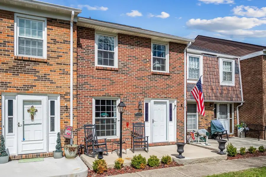 556 Pamlico Street, Columbus, OH 43228 - #3