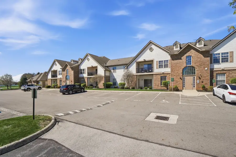 675 Hidden Springs Drive, Lewis Center, OH 43035 - #3