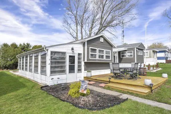 8696 E Bayshore Road, Marblehead, OH 43440