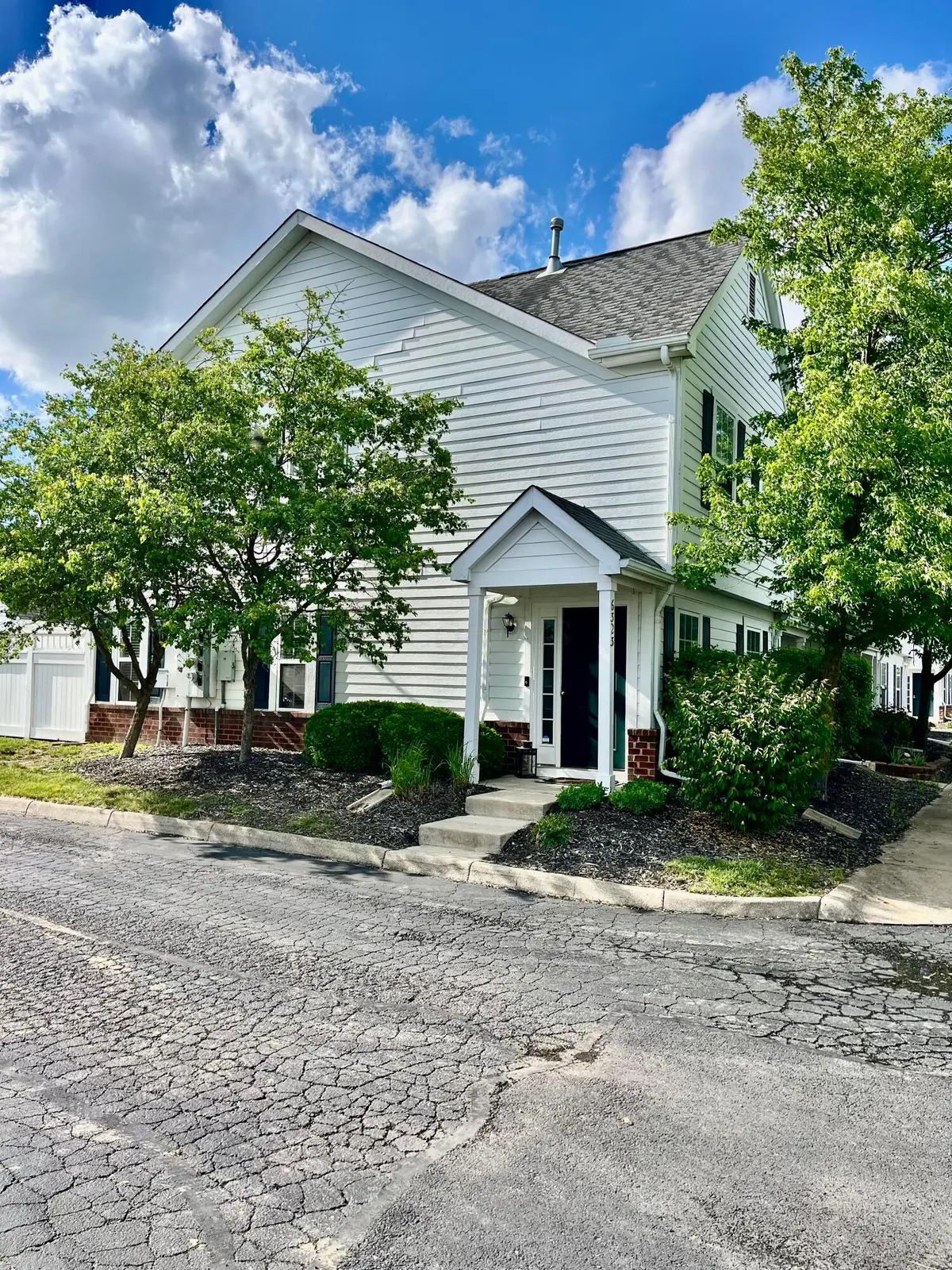 6323 Lakeview Drive W, Grove City, OH 43123 - #1