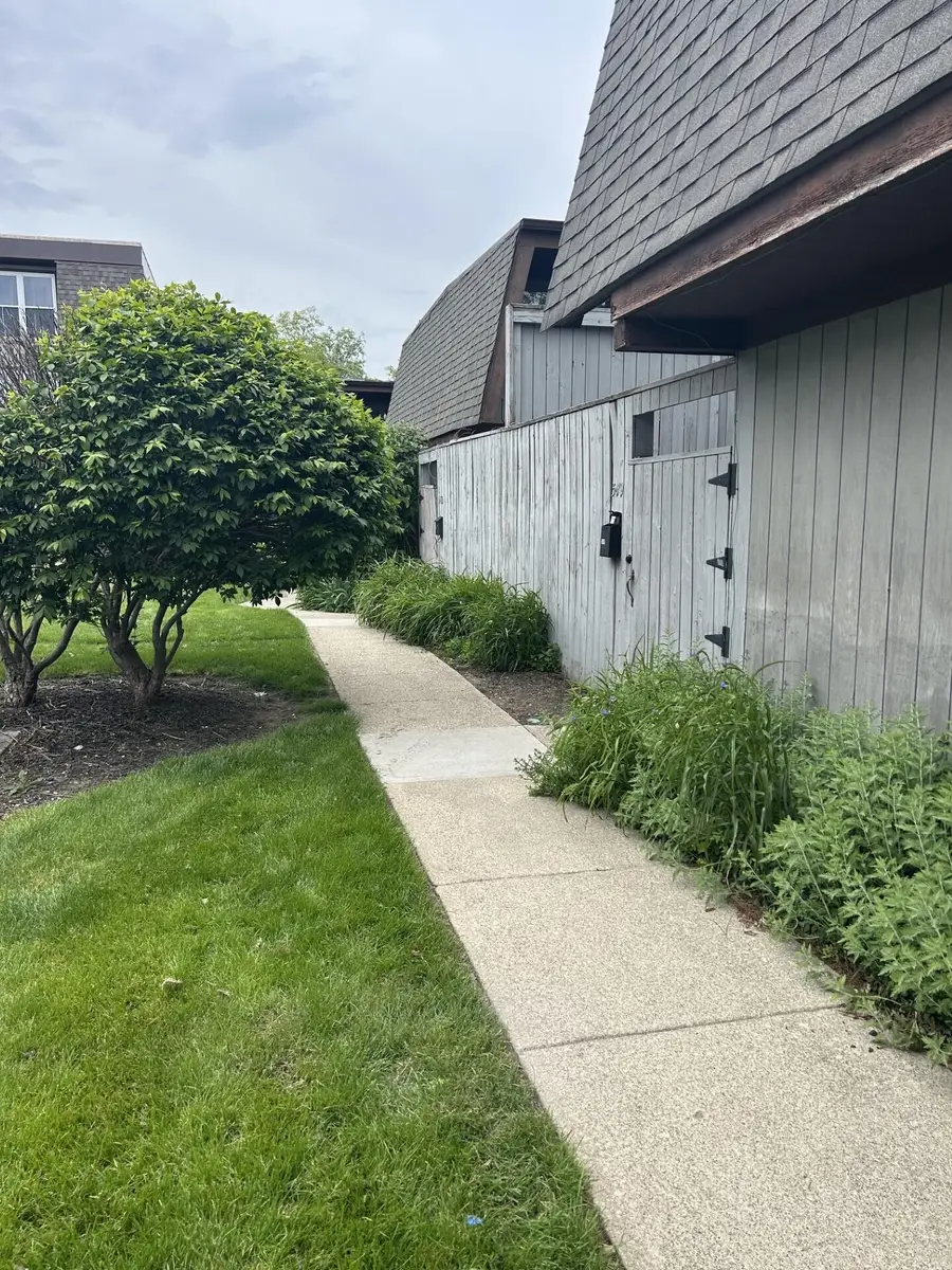 5479 Worthington Forest Place E, Columbus, OH 43229 - #2