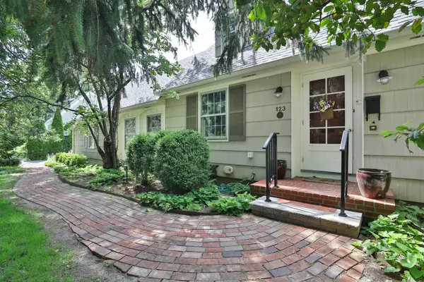 123 E New England Avenue, Worthington, OH 43085