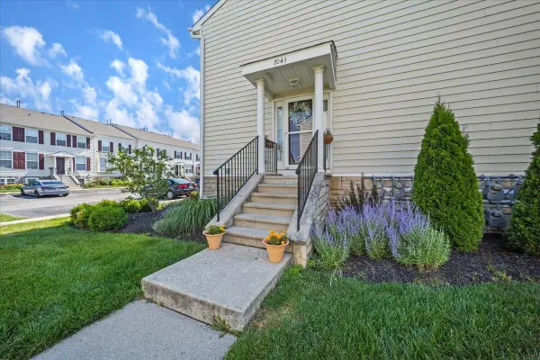7043 Monarchos Drive, New Albany, OH 43054