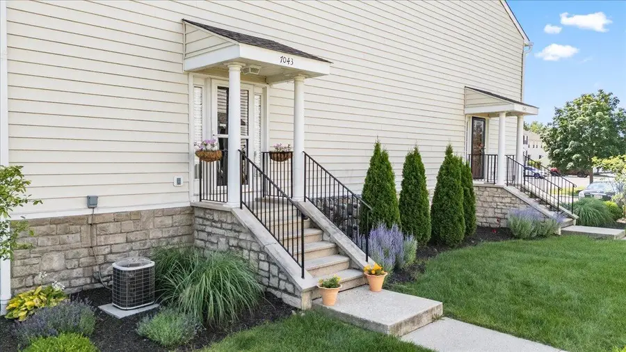 7043 Monarchos Drive, New Albany, OH 43054 - #2