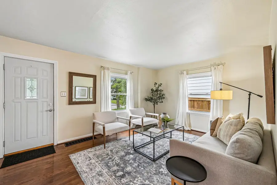 484 E Jeffrey Place, Columbus, OH 43214 - #3
