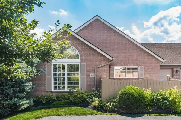 1911 Farmbrook Circle S, Grove City, OH 43123