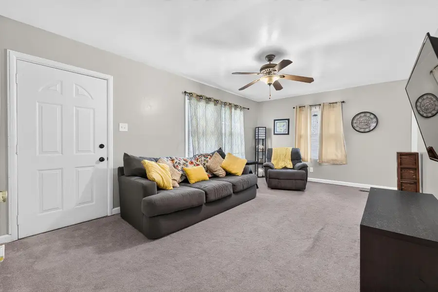 392 Weymouth Lane, Columbus, OH 43228 - #3