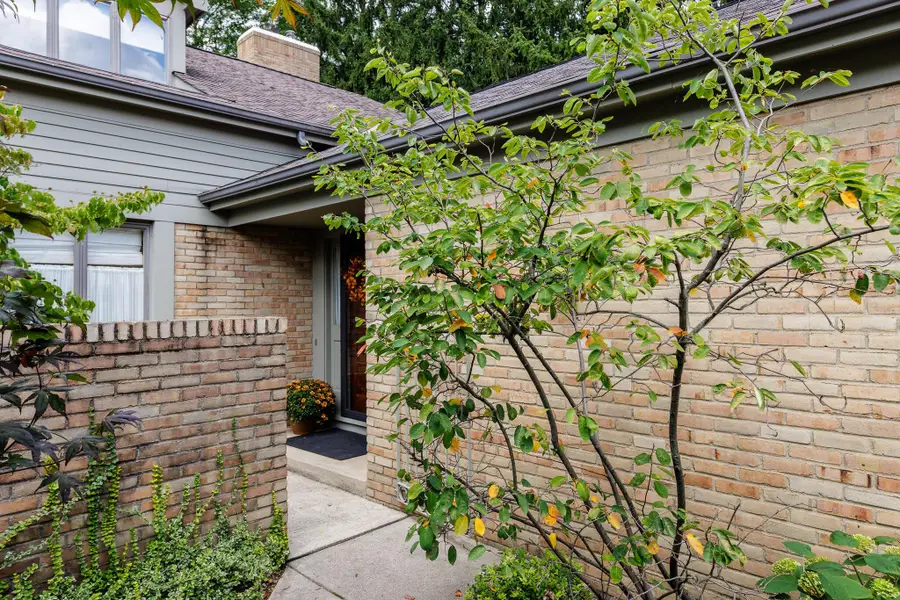 6457 Strathaven Court E, Worthington, OH 43085 - #2